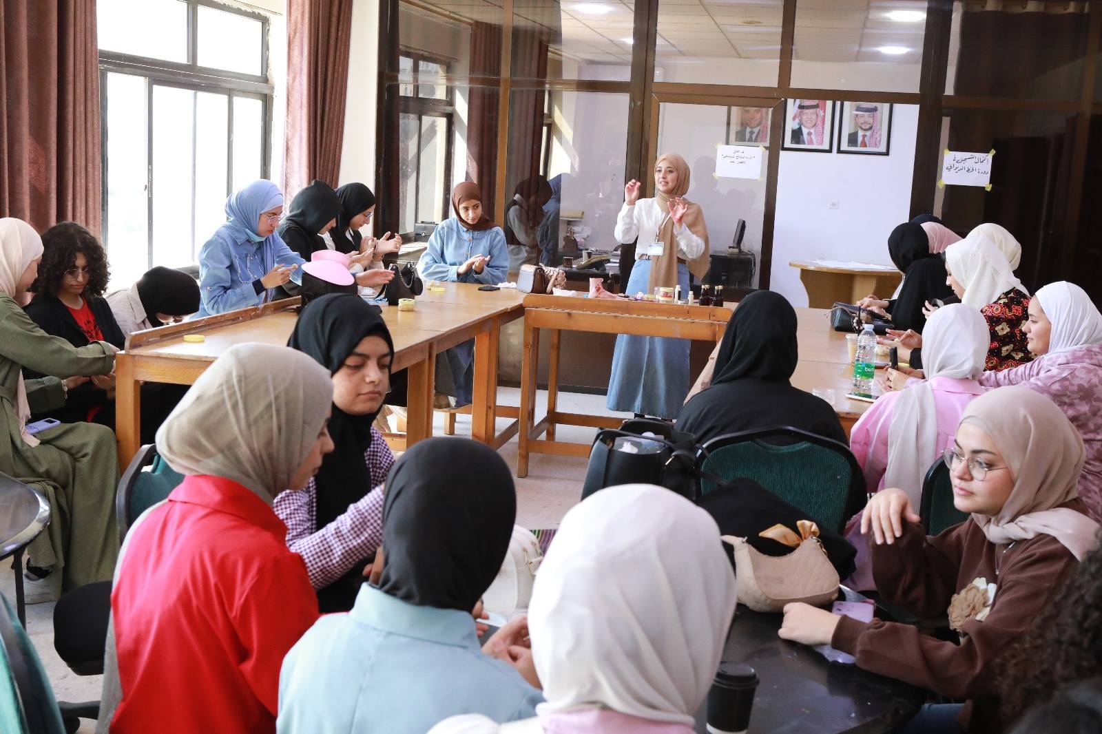 /PhotoGallery/عمادة شؤون الطلبة تعقد ورشة المكياج السينمائي بنجاح وإقبال طلابي واسع.jpg